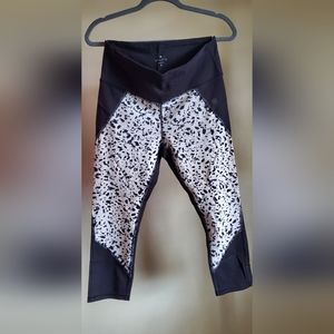 Athleta Women's Capri Leggin Medium,  Great Pre-Owner Condition